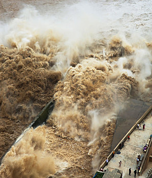 河南三门峡大坝泄洪