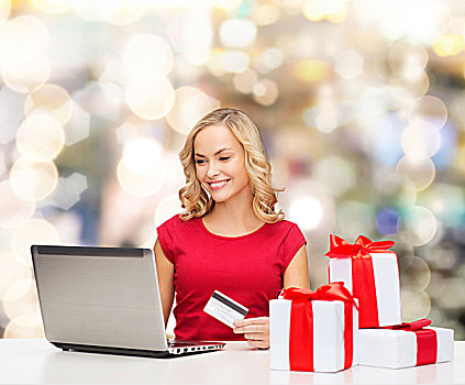 圣诞节,休假,科技,购物,概念,微笑,女人,红色,留白,衬衫,礼盒,信用卡,笔记本电脑,上方,背景