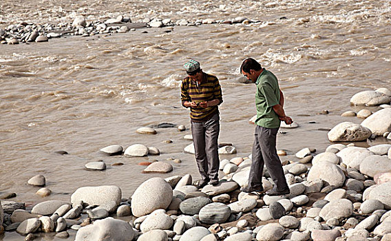 洛浦县山普鲁乡,玉龙喀什河,里挖玉的人,洛浦县,在玉龙喀什河里找玉的人