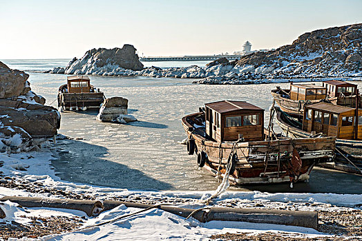隆冬停泊的渔船