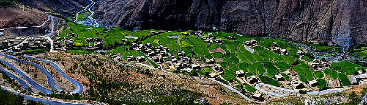 西藏亚丁谷底藏寨
