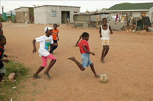 孩子,玩,足球,土路,博茨瓦纳,非洲