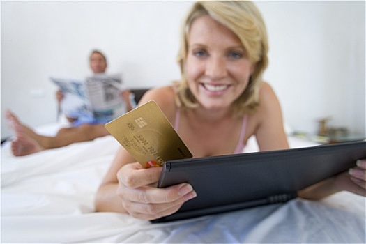 女人,拿着,信用卡,笔记本电脑,床,微笑,头像,男人,读报纸,背景