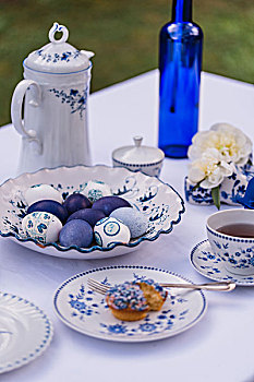 复活节餐桌,蛋,餐具,蓝色,特写,模糊