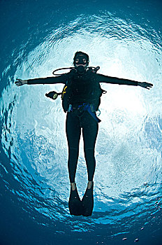全身,正面,潜水,展开双臂,漂浮,靠近,水面,看镜头,环礁,墨西哥