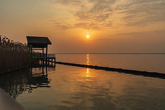 苏州阳澄湖半岛边上的夕阳风光
