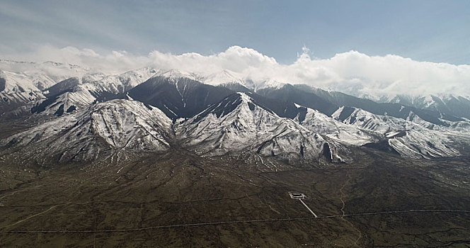 新疆巴里坤,谷雨雪后天山美