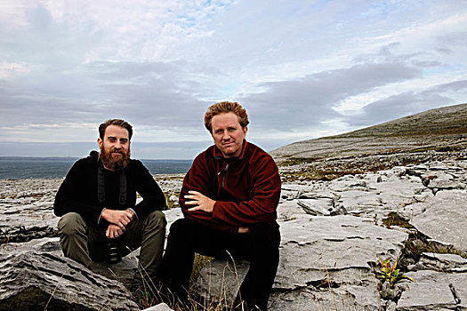 两个男人,岩石上,本伯伦,克雷尔县,爱尔兰