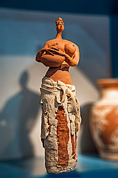 重庆市荣昌县安陶博物馆内展示的荣昌陶艺术品抱水罐的女人