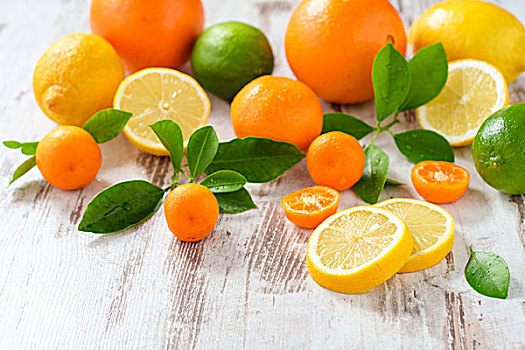 橘子,柠檬,克莱门氏小柑橘,白色背景,木桌子