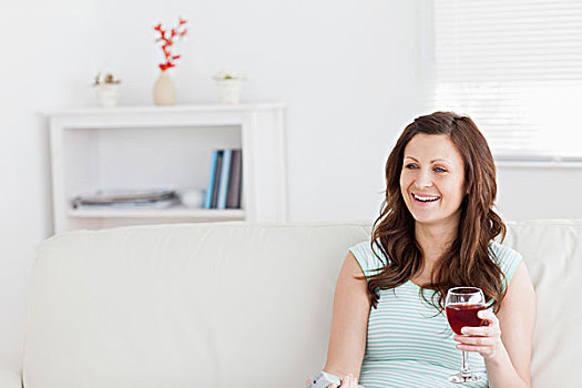 女人,微笑,拿着,葡萄酒杯,客厅