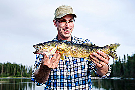 钓鱼,男人,水獭,湖,萨斯喀彻温,加拿大