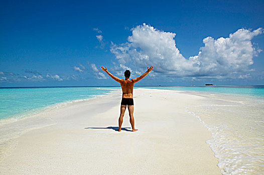 后视图,男青年,站立,海滩,伸展胳膊,玛雅福喜岛,马尔代夫
