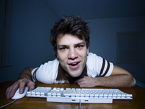 男人,打字,键盘,微笑