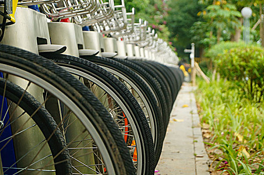 城市人行道公共自行车租赁设施的特写