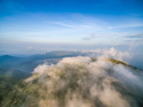 江西宜春玉华山早上日出云海里的风力发电场