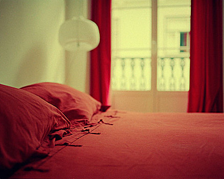 红色,床