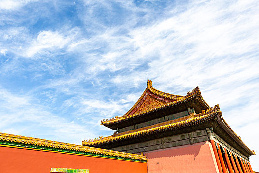 蓝天白云下的北京故宫保和殿重檐歇山顶
