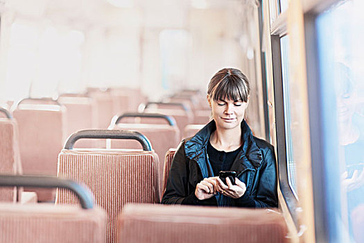 女人,巴士,手机