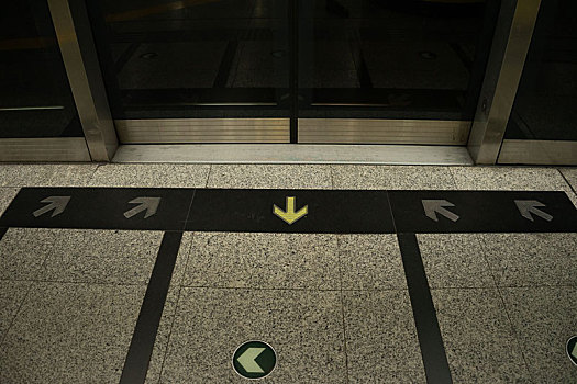 地铁站,地铁,上车,下车,地铁门,进门,箭头,方向,何去何从,迷茫,路口,选择,茫然,去哪,下一站