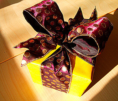礼物,黄色,纸,大,勃艮第,圆点花纹,蝴蝶结