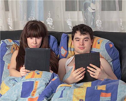 年轻,情侣,平板电脑,床