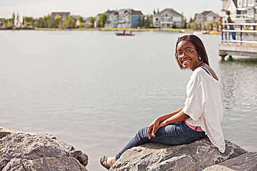 女青年,放松,岩石上,岸边,住宅,湖,艾伯塔省,加拿大