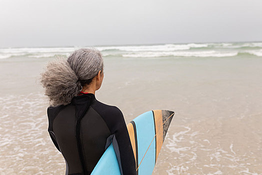 老年妇女,冲浪,走,海洋,冲浪板,海滩