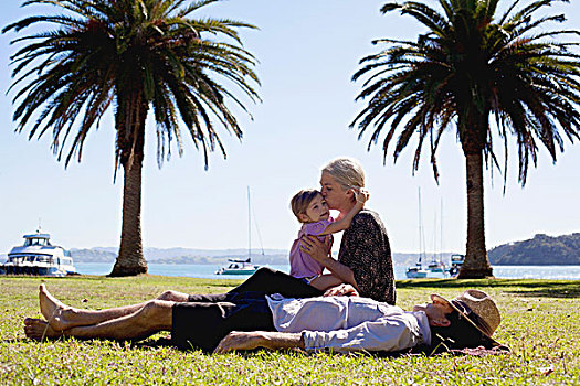 母女,搂抱,沿岸,公园,新西兰