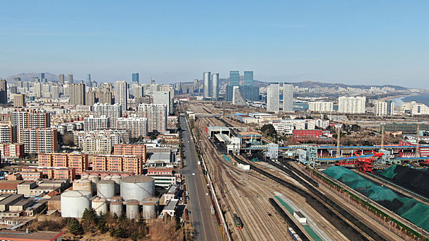 山东省日照市,寒潮来袭海边降温剧烈,航拍繁忙的煤炭堆场