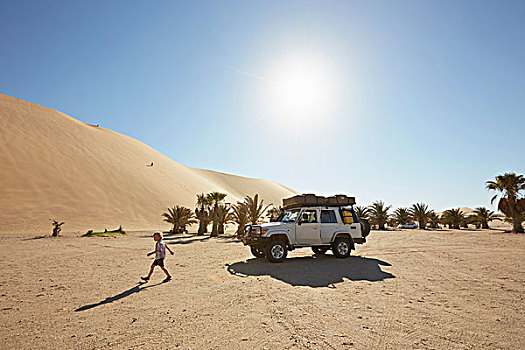 男孩,走,沙滩,沙丘,纳米比诺克陆夫国家公园,非洲