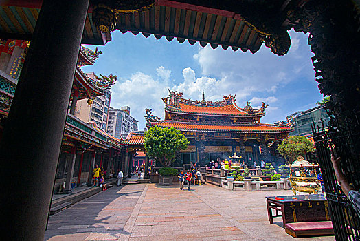 台湾台北著名的寺庙,百年历史的龙山寺,传统的中国式庙宇建筑