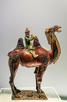 上海博物馆藏唐代彩色釉陶骆驼载乐伎俑