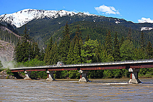 伐木,卡车,穿过,桥,上方,河,靠近,不列颠哥伦比亚省,加拿大