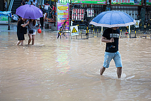 广州落大雨水浸街