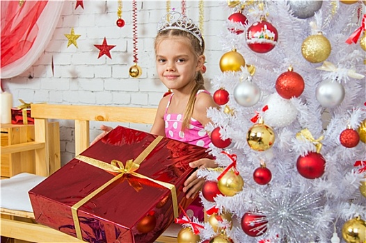 女孩,拿着,巨大,礼物,圣诞树