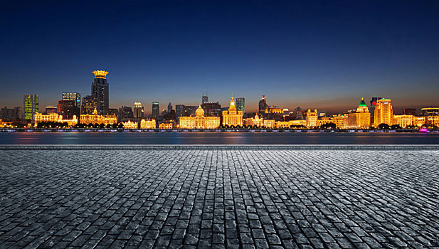 上海外滩万国建筑石板路面夜景