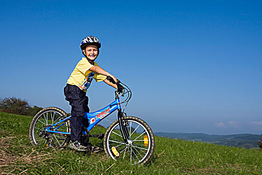 男孩,6岁,自行车