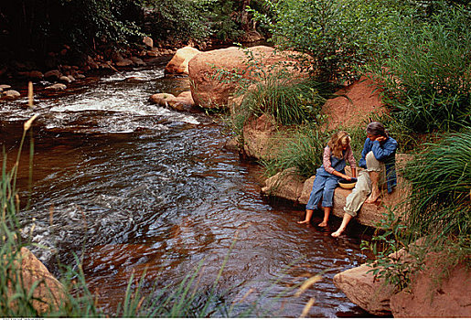 祖母,孙女,坐,石头,靠近,水,橡树溪峽谷,亚利桑那,美国