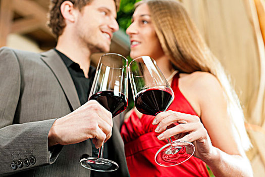 情侣,男人,女人,品酒,餐馆,相互,红酒杯,拿着