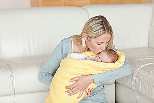 可爱,母亲,吻,婴儿,包着,遮盖