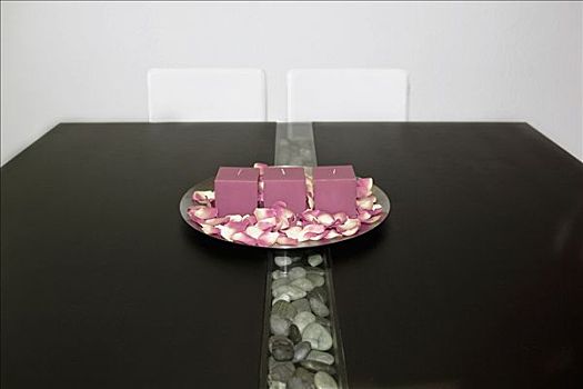 蜡烛,玫瑰花瓣,盘子,桌子