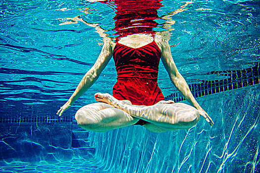 成年,女人,穿,红裙,双腿交叉,水下视角,下部