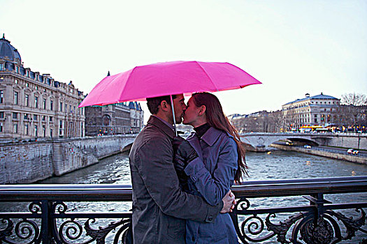 亲吻,粉色,伞,桥,上方,赛纳河,河,巴黎,法国
