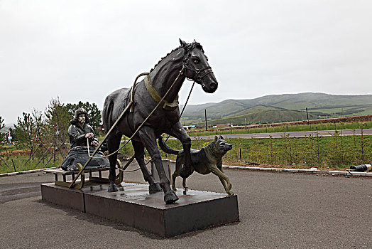 马爬犁雕塑