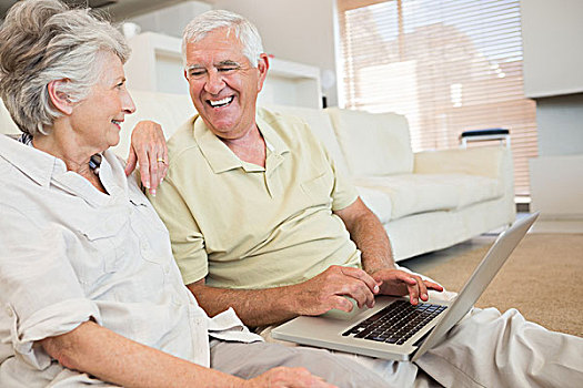 愉悦,老年,夫妻,笔记本电脑,一起,坐,地毯