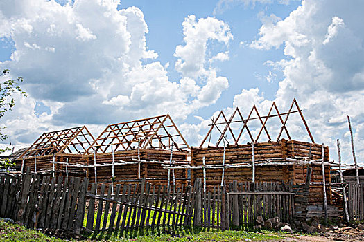 内蒙古呼伦贝尔额尔古纳恩和镇正在建造的木房