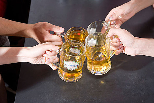 酒吧里的年輕人