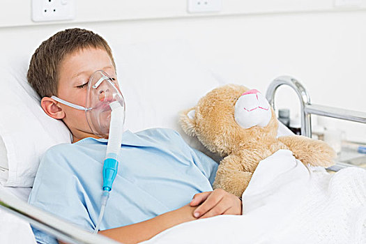 男孩,穿,氧气面罩,睡觉,旁侧,泰迪熊