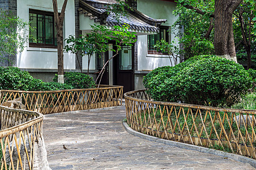 白墙建筑前的篱笆小路,济南市五龙潭公园